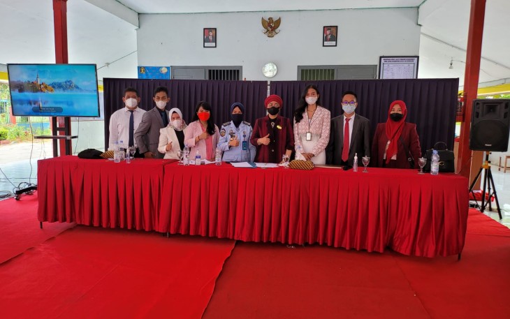 Wasekjen DPN Peradi foto bersama di Lapas kelas II Wanita Semarang Kamis 16/9/2021
