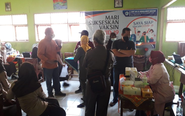 Bhabinkamtibmas Desa Penaruban melaksanakan pemantauan vaksinasi dosis 1 dan 2 sinovac kepada masyarakat desa Penaruban dan siswa SMP dan MTs Muallimin Weleri Kec. Weleri Kabupaten Kendal. Bertempat di SMP Muallimin Kecamatan Weleri Minggu (19/09/2021).