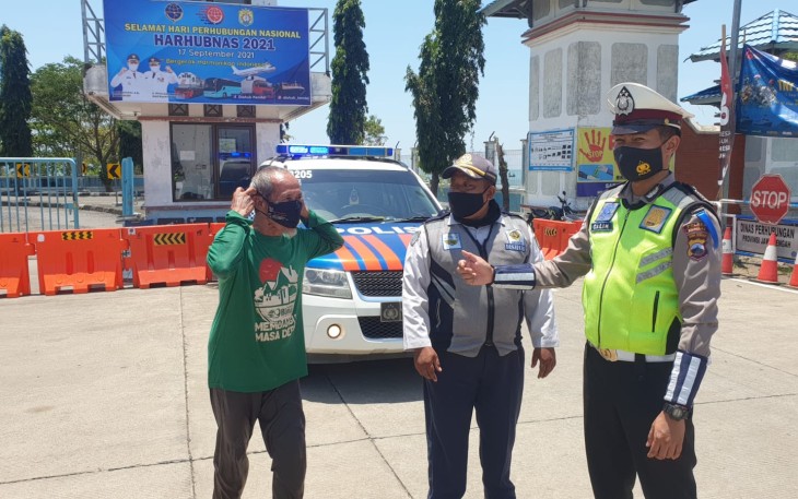 Anggota Sat Lantas Polres Kendal melakukan kegiatan penerapan Prokes masyarakat serta pembagian masker dalam rangka Ops Patuh Candi 2021, bertempat di Pelabuhan Kendal. Selasa (21/09/2021)