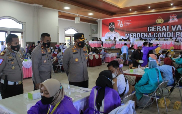 Kapolres Demak, AKBP Budi Adhy Buono, turun langsung mengatur warga yang mengantre mendapat vaksin yang digelar Polres Demak, di Wisma Halim Demak, Selasa (21/9) pagi.