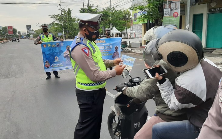 Satlantas Polres Kendal melakukan kegiatan pembagian masker dan Sosialisasi Aplikasi Peduli Lindungi guna pengendalian penyebaran Covid 19 pada Selasa (21/09/21)