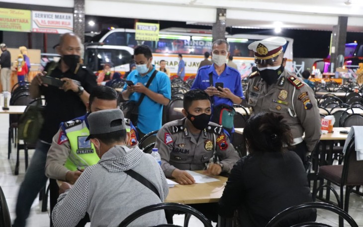 Satlantas Polres Kendal melakukan kegiatan vaksinasi saat pelaksanaan Operasi Patuh Candi 2021, pada Selasa (21/09/21). 