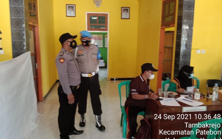 Kapolsek Patebon hadiri Vaksin untuk Murid Pondok dan Siswa-siswi SMK Serta ODGJ