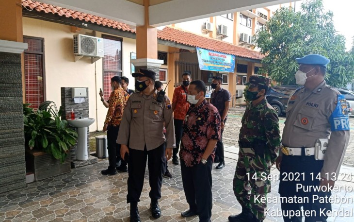 Kapolsek Patebon laksanakam Pengamanan dan Monitoring ujian kompetensi Guru Asn Pegawai Pemerintah dengan Perjanjian Kerja ( PPPK ) yang pelaksanaanya di Gedung SMKN I /SMKN 2 Kendal