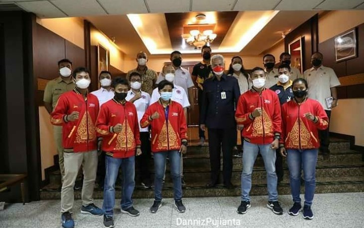 Ganjar Pranowo foto bersama atlet Kick Boxing Jawa Tengah yang menjadi juara umum PON XX di GOR Waringin Kota Jayapura 
