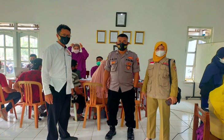 Anggota Polsek Pageruyung melaksanakan kegiatan pengamanan dan monitoring pelaksanaan vaksinasi massal covid-19 di Aula Balaidesa Surokonto Kulon dan Balaidesa Petung, Selasa (28/09/2021) Pagi.