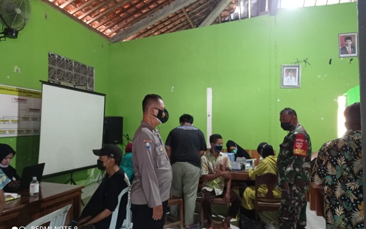 Bhabinkamtibmas Polsek Gemuh Desa Sojomerto Bripka M. Eko Setiawan, S.H. monitoring pelaksanaan DDS,  binluh, penggalangan, sambang kepada Toga dan Tomas di desa Sojomerto. Bertempat di Desa Sojomerto Kecamatan Gemuh Kabupaten Kendal. Rabu (29/09/2021)