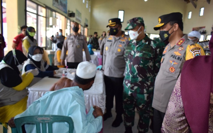 Kapolda Jateng Irjen Pol Ahmad Lutfi bersama Pangdan IV Diponegoro Mayjend TNI Rudianto meninjau pelaksanaan vaksinasi Covid-19 untuk masyarakat di Kabupaten Demak