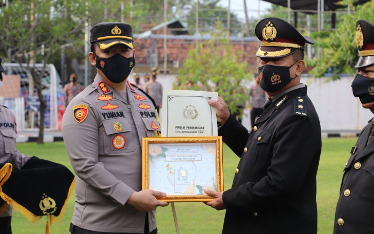Kapolres Kendal foto bersama saat Upacara Corp Raport  Dan Wisuda Purna Bhakti Anggota Polres Kendal