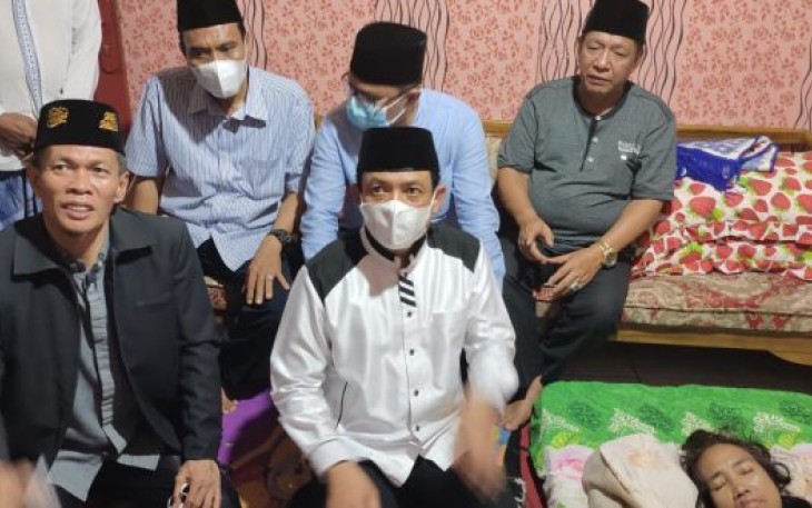 Erni Megawati dibesuk oleh Wakil Walikota Bengkulu Dedy Wahyudi bersama anggota DPRD Kota Bengkulu Bambang Hermanto dan Sudisman didampingi Camat Singaran Pati Alex