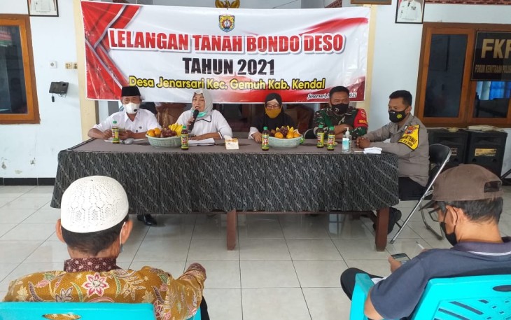 Bhabinkamtibmas Polsek Gemuh Bripka Heri mewakili Kapolsek Gemuh menghadiri dan mengamankan kegiatan lelang tanah sawah bondo desa di Desa Jenarsari  Kecamatan Gemuh, Rabu (6/10/2021 ).