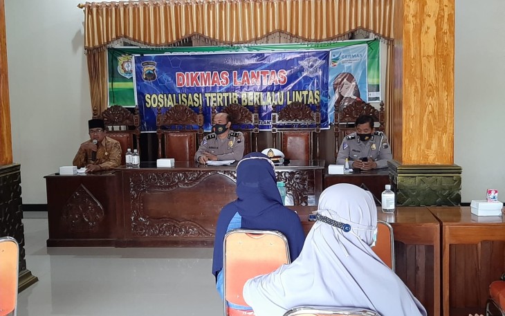 Kasat Lantas Polres Kendal AKP Hari Condro SH SIK MH bersama anggota unit Kamsel Lantas Polres Kendal melaksanakan sosialisasi Pendidikan Masyarakat Bidang Lalu Lintas (Dikmas Lantas) khusus kepada Ikatan Keluarga Lestari Desa Parakan yang dilaksanakan di Aula Balaidesa Parakan, Jumat (8/10/2021)