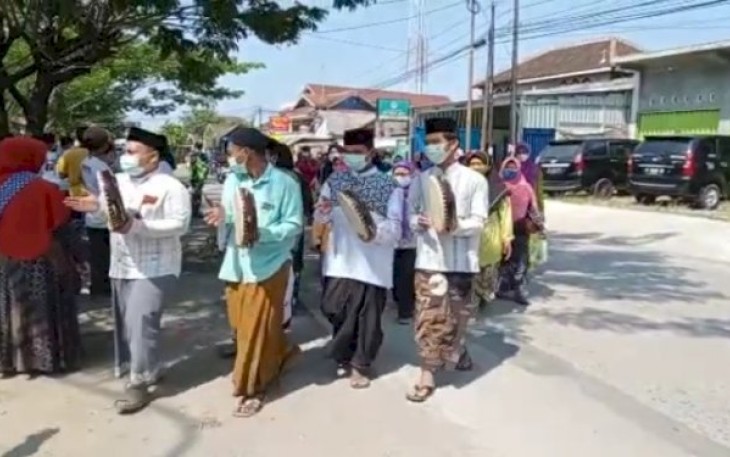 Puluhan warga Desa Guntur, mendatangi lokasi Gerai Vaksinasi di kantor kecamatan, dengan diiringi musik rebana, Jumat (8/10) siang.