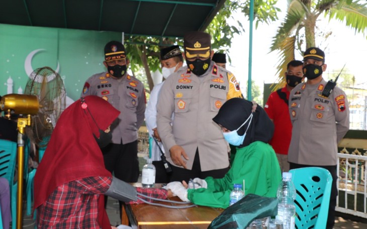 Wakapolres Kendal Kompol Donny Eko Listianto memantau pelaksanaan vaksinasi ibadah di Halaman Masjid Al Muttaqin Kaliwungu Jumat 08 oktober 2021. 
