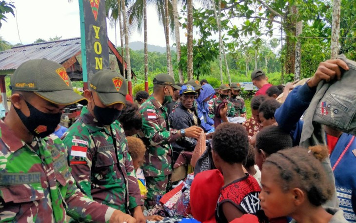 Pembagian sembako untuk warga