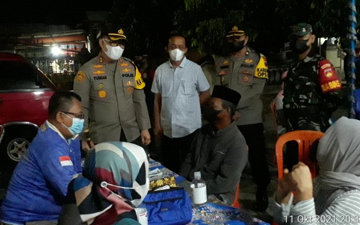 Kapolres Kendal AKBP Yuniar Ariefianto SH SIK MH bersama Wakapolres Kendal Kompol Donny Eko SH SIK MH tanpa kenal lelah turun langsung awasi Vaksinasi Malam di Mapolsek Sukorejo