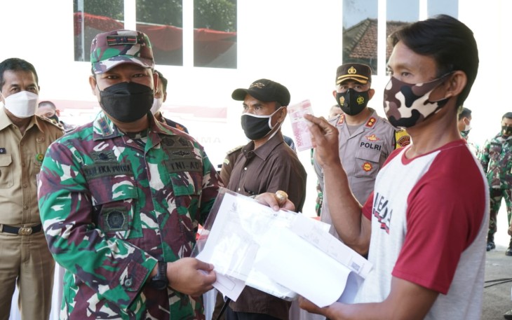 Dandim 0736/Batang Letkol Arh Yan Eka Putra menyerahkan batuan dari Menko Perekonomian kepada salah satu pedagang 
