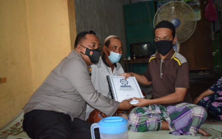 Kapolres Demak, AKBP Budi Adhy Buono Berikan Al Qur'an Braille Untuk Haris