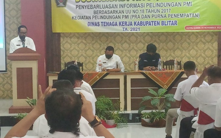 Situasi Sosialisasi Penyebarluasan Informasi Perlindungan PMI Berdasarkan UU. No. 18 Tahun 2017 oleh Disnaker Kabupaten Blitar (foto : Faisal NR / Klikwarta.com)