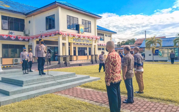 Kapolres Bitung saat pimpin pelepasan lima personil purn Bhakti Anggota polres Bitung