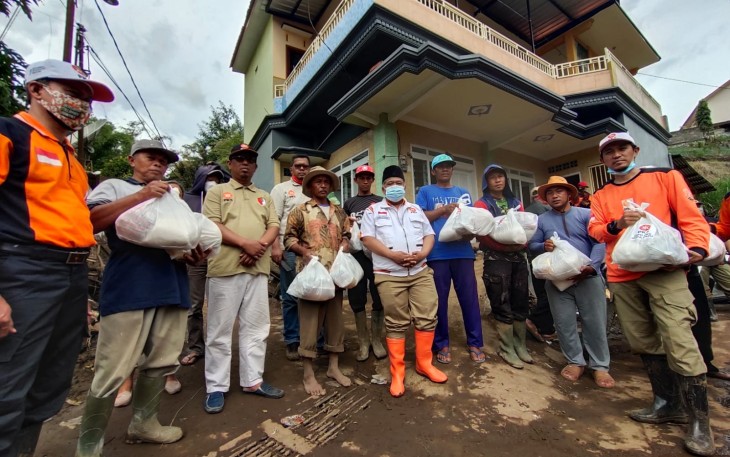 PKS Jatim Bantu Korban Bencana Banjir Bandang Batu.