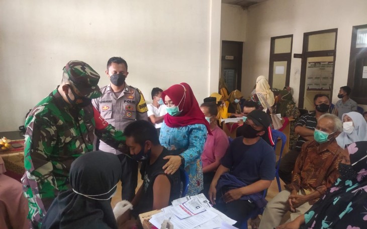 Kompak, Bhabinkamtibmas Polsek Maja dan Babinsa Selalu Hadir Pantau Pelaksanaan Vaksin di Desa Binaan
