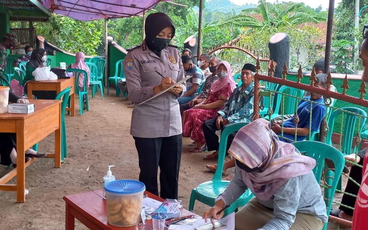 Briptu Iti Sulastri Polwan selaku Bhabinkamtibmas Desa Kulur Polsek Majalengka Kota Polres Majalengka laksanakan pengamanan sekaligus monitoring vaksinasi di desa binaanya