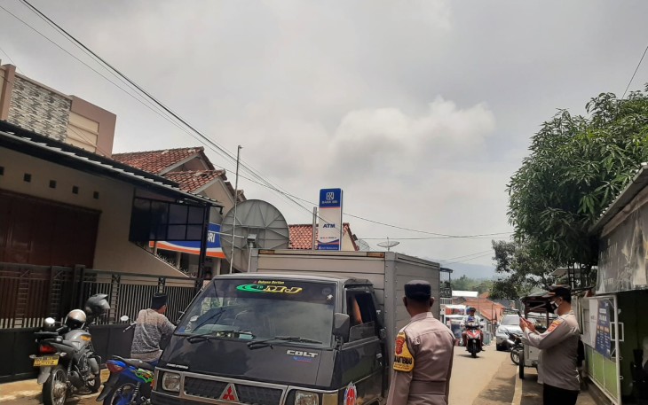 Dipimpin IPTU Agus Malik Sebagai Kapolsek Malausma Polres Majalengka ajak anggota laksanakan patroli keliling desa malausma