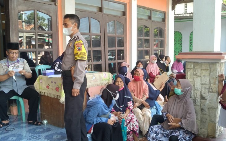 Anggota Polsek Gemuh pantau vaksinasi di Balaidesa Ringinarum 07/11/2021