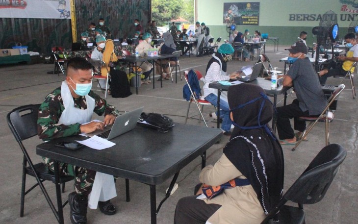  Kegiatan serbuan vaksinasi gratis tahap kedua dosis kedua, di Gedung Serba Guna (GSG) Markas Yonif Mekanis Raider (MR) 413/Bremoro Kostrad.