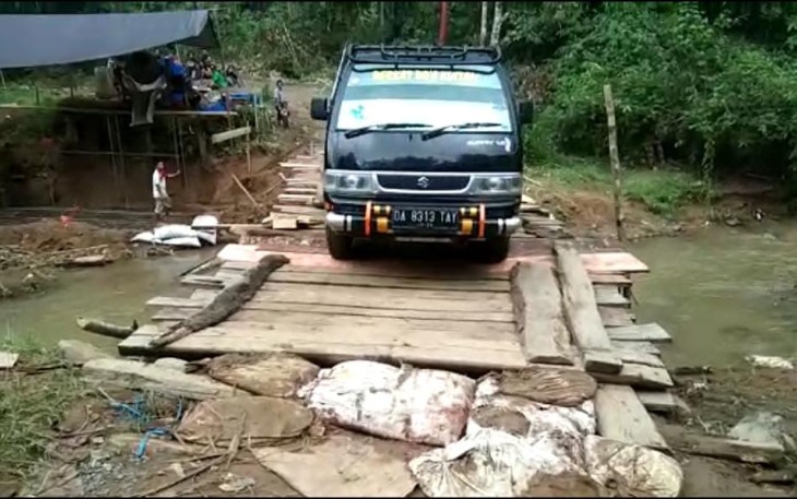 Jembatan darurat sudah bisa dilewati