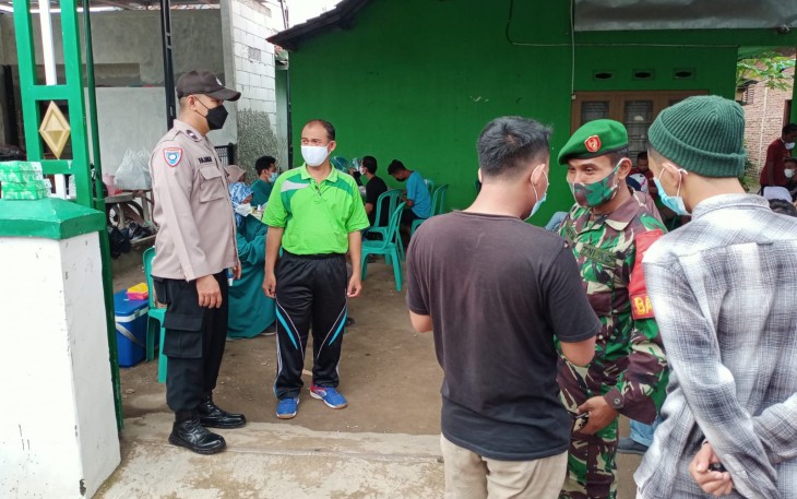 Anggota Polsek Pekalongan Barat laksanakan pengamanan vaksinasi di Pekalongan barat 12/11/2021