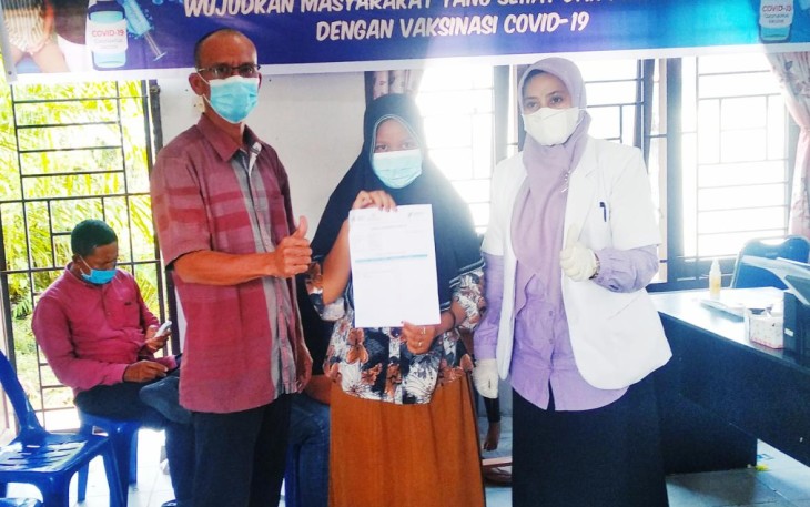 Salah seorang pelajar/remaja (tengah) saat mengikuti vaksin dalam kegiatan vaksinasi covid-19 disalah satu desa dalam Kabupaten Aceh Singkil