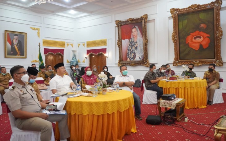 Gubernur Rohidin Mersyah di dampingi OPD terkait mendengarkan pemaparan perencanaan/masterplan Bengkulu Internasional Sport Center (BISC) dari pihak konsultan 