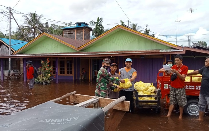 Babinsa Bukit Batu Pantau Banjir Sambil Bagikan Sembako Kepada Warga