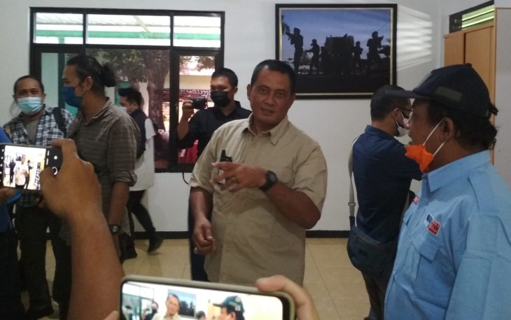 Kolonel Inf Sabdono Budi Wiryanto (berbaju krem), di sela pembukaan gedung  Media Center Grup 2 Kopassus Kandang Menjangan.