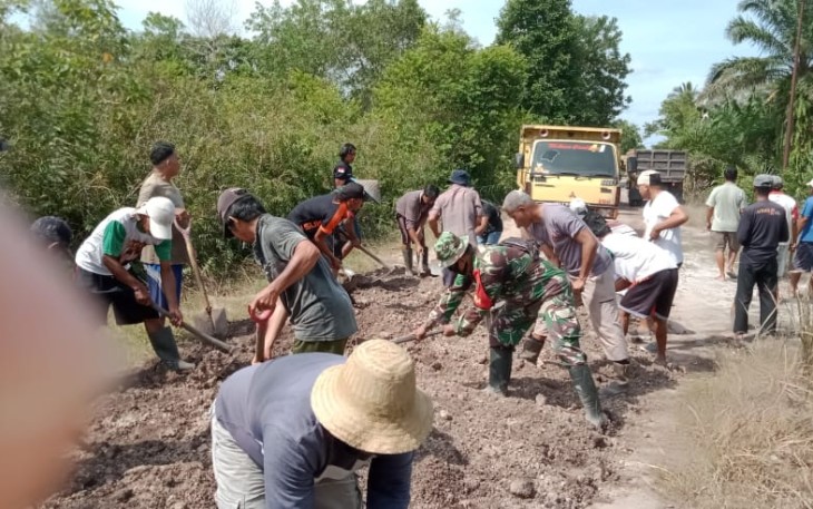 Pasca Banjir Babinsa Turun Langsung Bersama Warga Perbaiki Jalan Rusak 