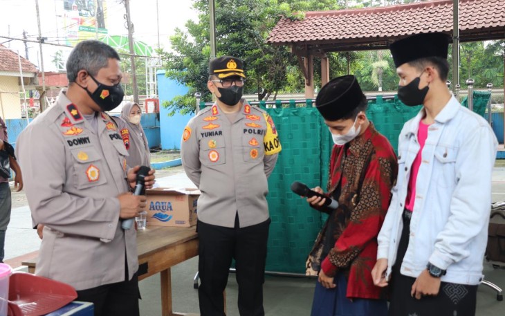 Polres Kendal menggelar Vaksinasi Serentak Se Indonesia (Polri) dalam rangka mendukung Pemerintah untuk mengakselerasi pelaksanaan vaksinasi Nasional agar tercipta kekebalan tubuh, di lapangan tenis indoor Polres Kendal