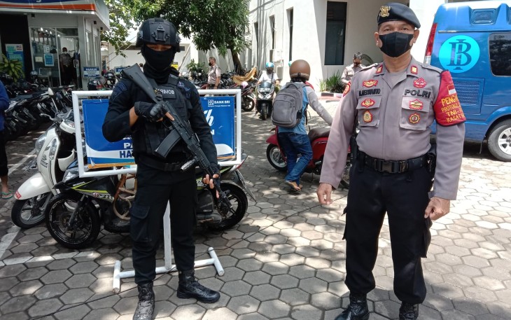 Personel Samapta Polres Pekalongan Kota Lakukan Penerangan Keliling (Penling)