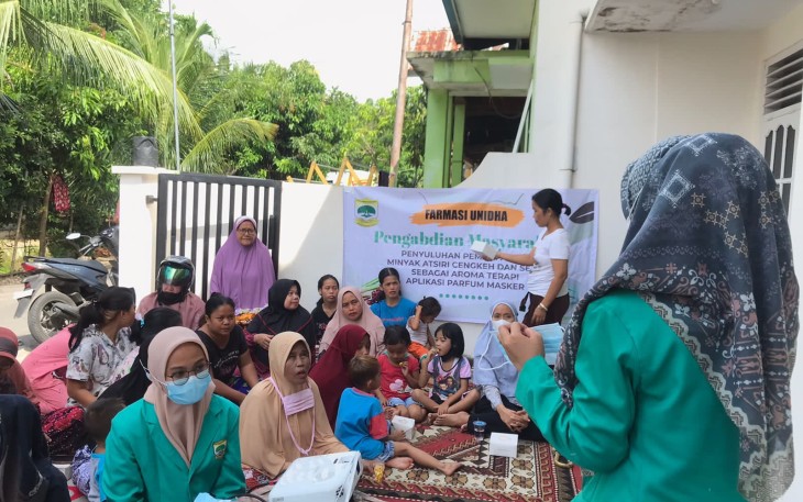 Penyuluhan pemanfaatan minyak atsiri cengkeh dan serai sebagai aromaterapi mengurangi dampak negatif penggunaan masker terlalu lama, hal ini diungkapkan Lusia Eka Putri,S.Si,M.Si,