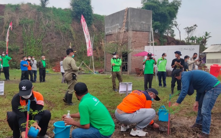 Polsek Kaliwungu Dukung Giat Penanaman Pohon di Bekas Galian C Desa Nolokerto