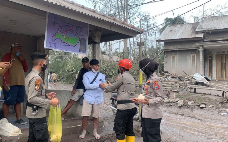 Polri Gelar Operasi Kemanusiaan Aman Nusa II Tanggulangi Erupsi Gunung Semeru 