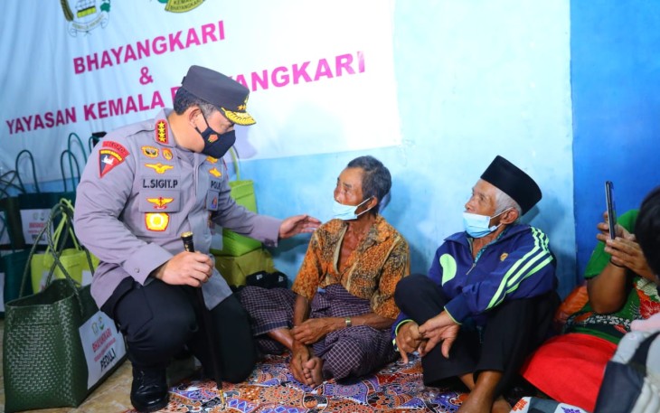 Kapolri Jenderal Listyo Sigit Prabowo mengunjungi langsung penanganan bencana erupsi Gunung Semeru di Lumajang, Jawa Timur