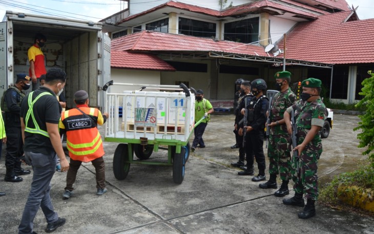 Petugas Gabungan TNI - Polri Kawal Kedatangan Tiga Koli Vaksin Jenis Pfizer di Palangka Raya