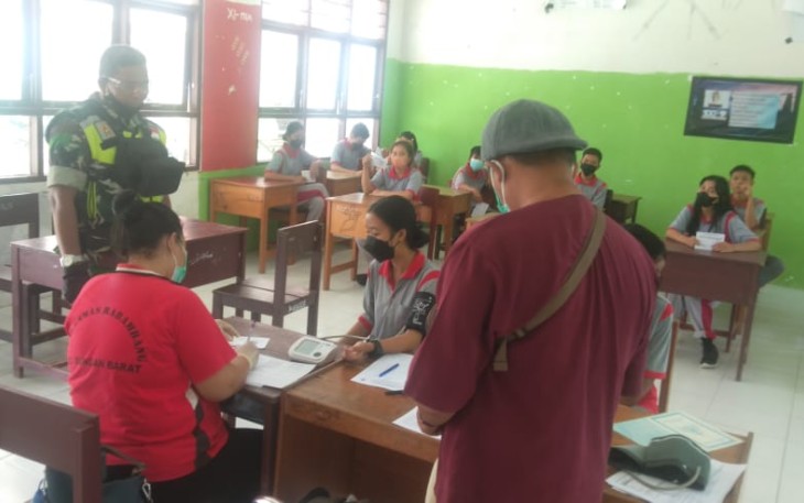Danramil Perintahkan Babinsa Selalu Dampingi Vaksinasi Pelajar