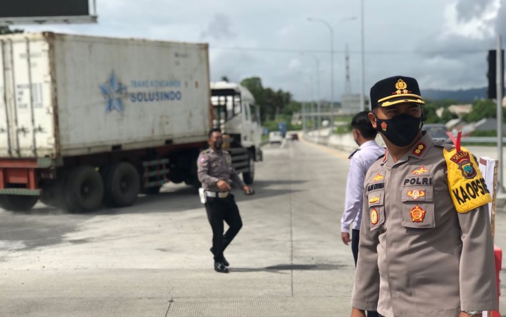 Kapolres Bitung saat ikut melakukan pengaturan arus lalu lintas