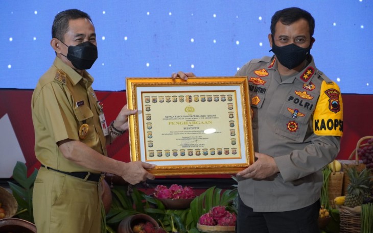 Bupati Pati Terima Penghargaan dari Kapolda Jateng