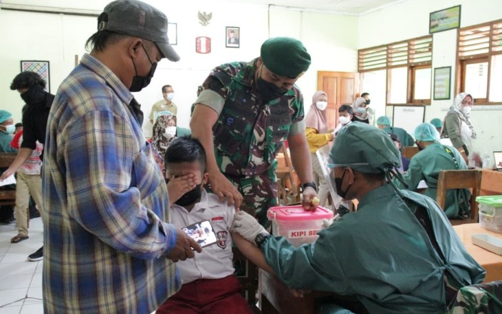  Pelaksanaan hari pertama kegiatan vaksinasi Covid-19 untuk anak oleh Klinik Pratama Yonif MR 413/Bremoro Kostrad di SDN 04 Palur, Senin (27/12/2021).