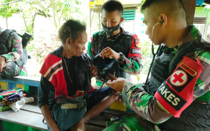 Pengobatan Warga di Perbatasan