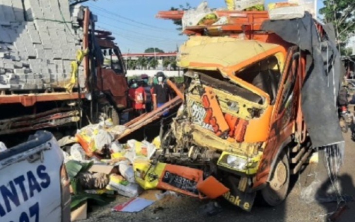 Truk colt diesel rusak parah